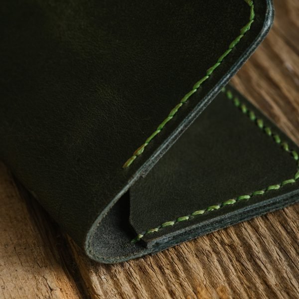 Personalized Compact Full-Grain Leather Card Holder — Neptün in Green